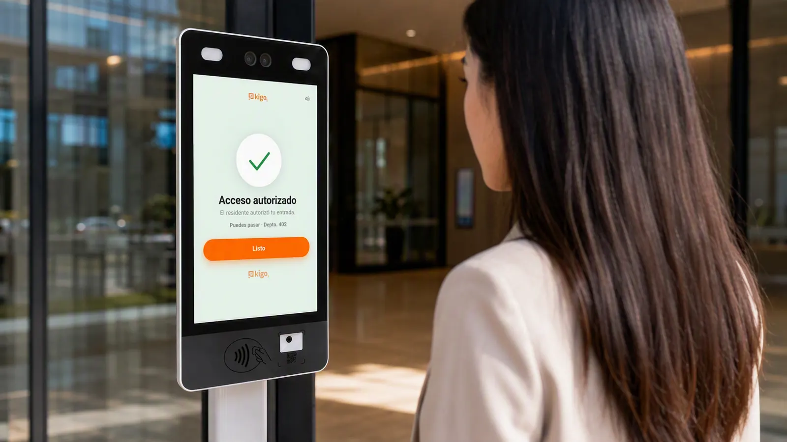 Terminal LUMA instalado en la puerta mostrando la pantalla verde de «Acceso autorizado»