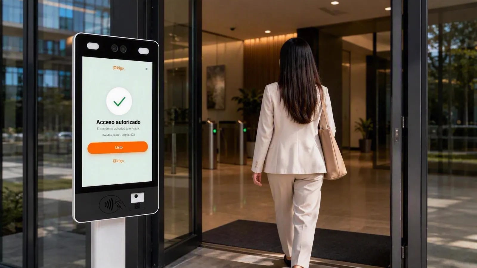 Visitante entrando al lobby tras el torniquete, con el terminal LUMA mostrando «Acceso autorizado» en la puerta