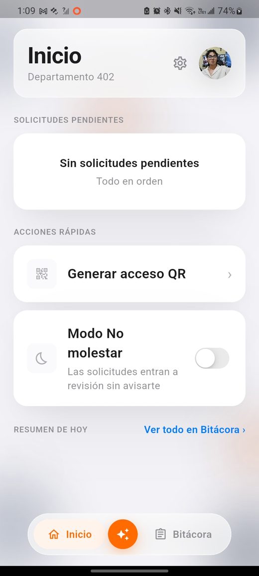 Pantalla de inicio de la app del residente con solicitudes pendientes y acciones rápidas